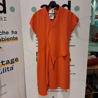 Abito con maniche corte ad aletta. Marca Cos