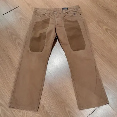 Pantaloni Jeckerson, color cammello, con due tasche davanti, un taschino con cucito lo stemma, in blu, e due tasche diet
