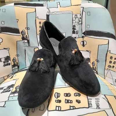 Scarpa da uomo  elegante modello pantofola con nappa e ferma nappine in metallo dorato. Marca Zara Man Tg