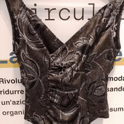 Costume intero, a fantasia, color nero e dettagli bianchi, grigio e oro