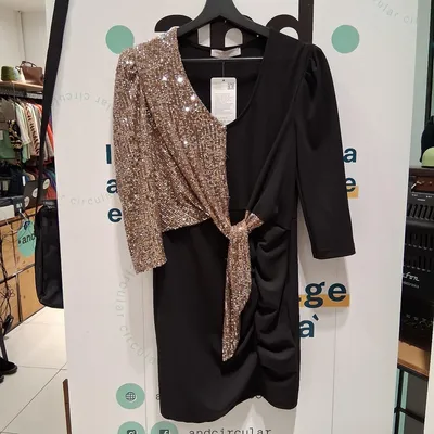 Abito con scollo a V. Marca Rinascimento