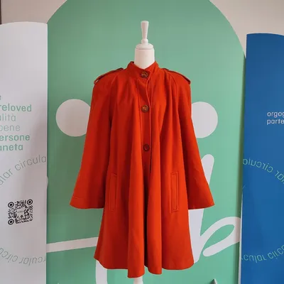 Cappotto lungo arancione, in buone condizioni, è assente un bottone