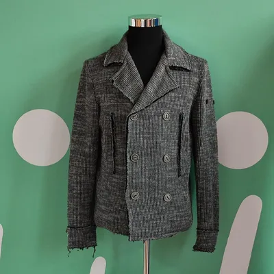Maglione grigio, marca Stone Island, ha l'allacciatura a portafoglio con sei bottoni che riprendono il colore del capo,