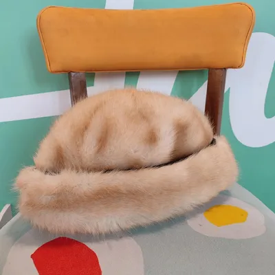 Cappello in pelliccia, color panna con sfumature color marrone