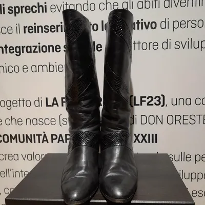 Stivale nero in vera pelle con decorazioni pitonate