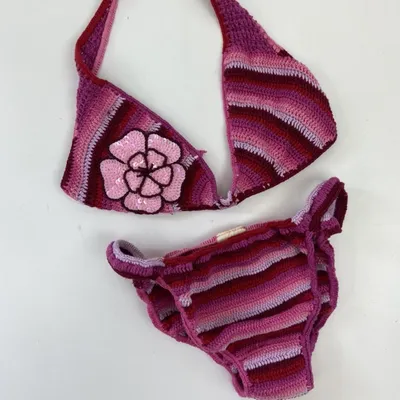 Bikini all'uncinetto marca Miss Bikini, a righe fucsia viola e rosa, con applicazione di fiore in strass sul seno destro
