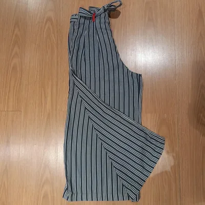 Pantaloni modello a palazzo. Marca United Colors of Benetton