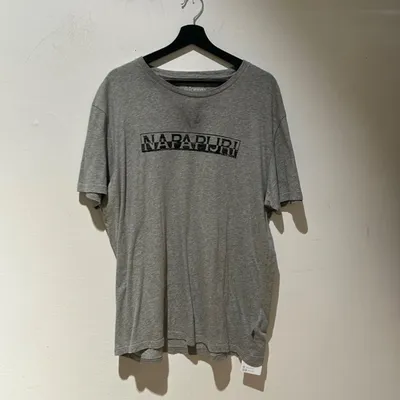 T-shirt semplice a tinta unica di colore grigio, con il logo in grande del brand Napapijri al centro della maglietta di