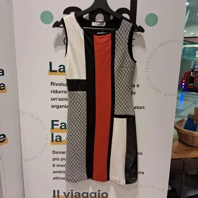 Abito a tubino smanicato. Marca Rinascimento