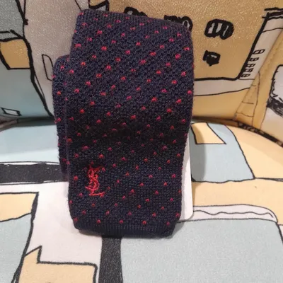 Cravatta Yves Saint Laurent, blu con pois rossi, in buone condizioni