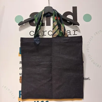 Shopper handmade che nasce dalla collaborazione di And Circular con le ragazze di Gomito a Gomito (Laboratorio sartorial