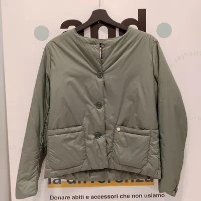 Piumino corto di colore Verde. La marca è Sun68 e la taglia è la M