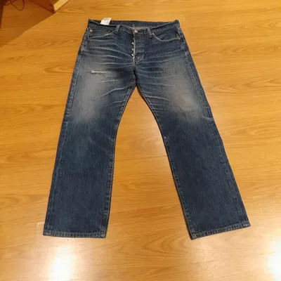 Jeans Levi's blu, in cotone, modello 501, taglia W 34 L 30, ha un piccolo difetto, visibile in foto, ma rimane in buone