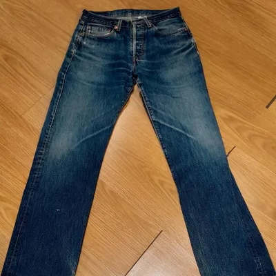 Jeans Levis, blu scuro, in buone condizioni, ha giusto due piccoli difetti, visibili in foto
