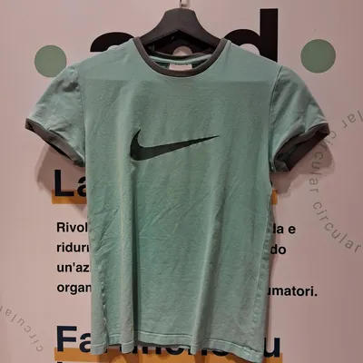 T-shirt dai colori azzurro chiaro e grigio, taglia L (da cartellino), credo sia una S per via delle misure che riporto q