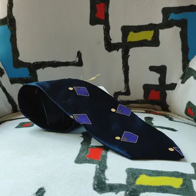 Cravatta modello vintage Gianni Versace, fantasie geometriche dalle tonalità viola ametista e oro rappresentate su sfond
