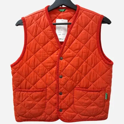 Gilet trapuntato di colore rosso, taglia L e marca Benetton. Presenta quattro bottoni sul davanti con sopra incisa la ma