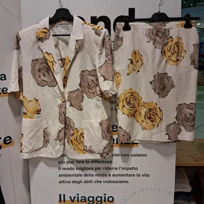 Completo Camilla Nasi, taglia 50, colore avorio con stampa floreale nei colori marrone e giallo