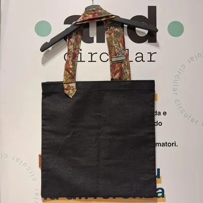 Shopper handmade che nasce dalla collaborazione di And Circular con le ragazze di Gomito a Gomito (Laboratorio sartorial
