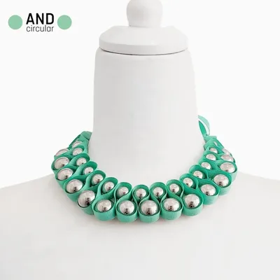 Collana a girocollo, colore verde acqua, con palline metalliche