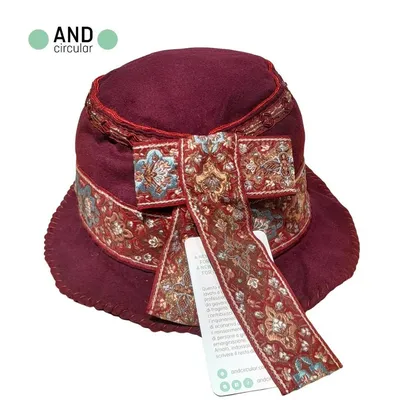 Cappello alla pescatora, colore bordeaux con stampa floreale multi, rifiniture color oro e impunture a vista