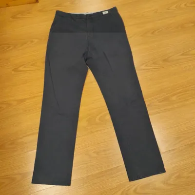 Pantalone blu, marca Tommy Hilfiger, si allaccia tramite bottone e cerniera