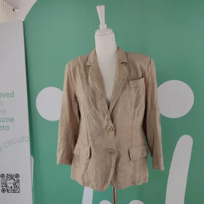 Blazer Missoni in ottime condizioni, mostra due tasche finte ed un taschino in alto a sinistra, inoltre, possiede due bo
