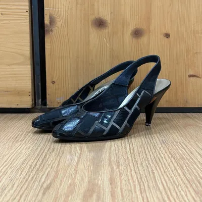 Scarpe slingback nere con tacco basso, realizzate dal brand Neri e prodotte in Italia, numero 38