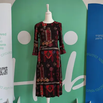 Abito lungo da più tinte, quali il rosso, il marrone, il nero. Marca Desigual, posteriormente ha una lampo lungo tutta l