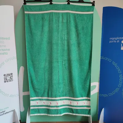 Telo mare Ralph Lauren, sfondo verde acqua con motivi a righe di colore rosa e bianco, logo cucito sulla parte inferiore