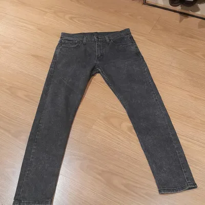 Jeans Levis, neri, in buone condizioni, hanno solo una piccolissima macchia, visibile in foto, composti in cotone, polie