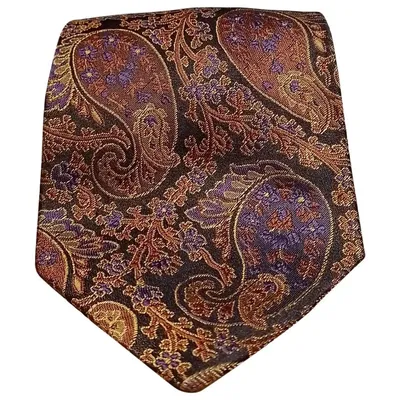 Cravatta Kenzo su sfondo nero, in fantasia paisley con tonalità gialle viola e arancio