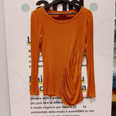 Maglia a maniche lunghe e ampio scollo rotondo. Marca Max & Co